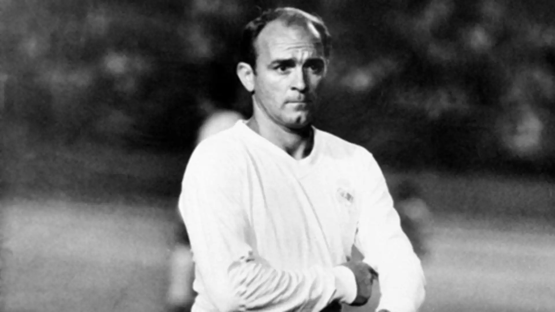 Alfredo Di Stéfano in classic attacking pose