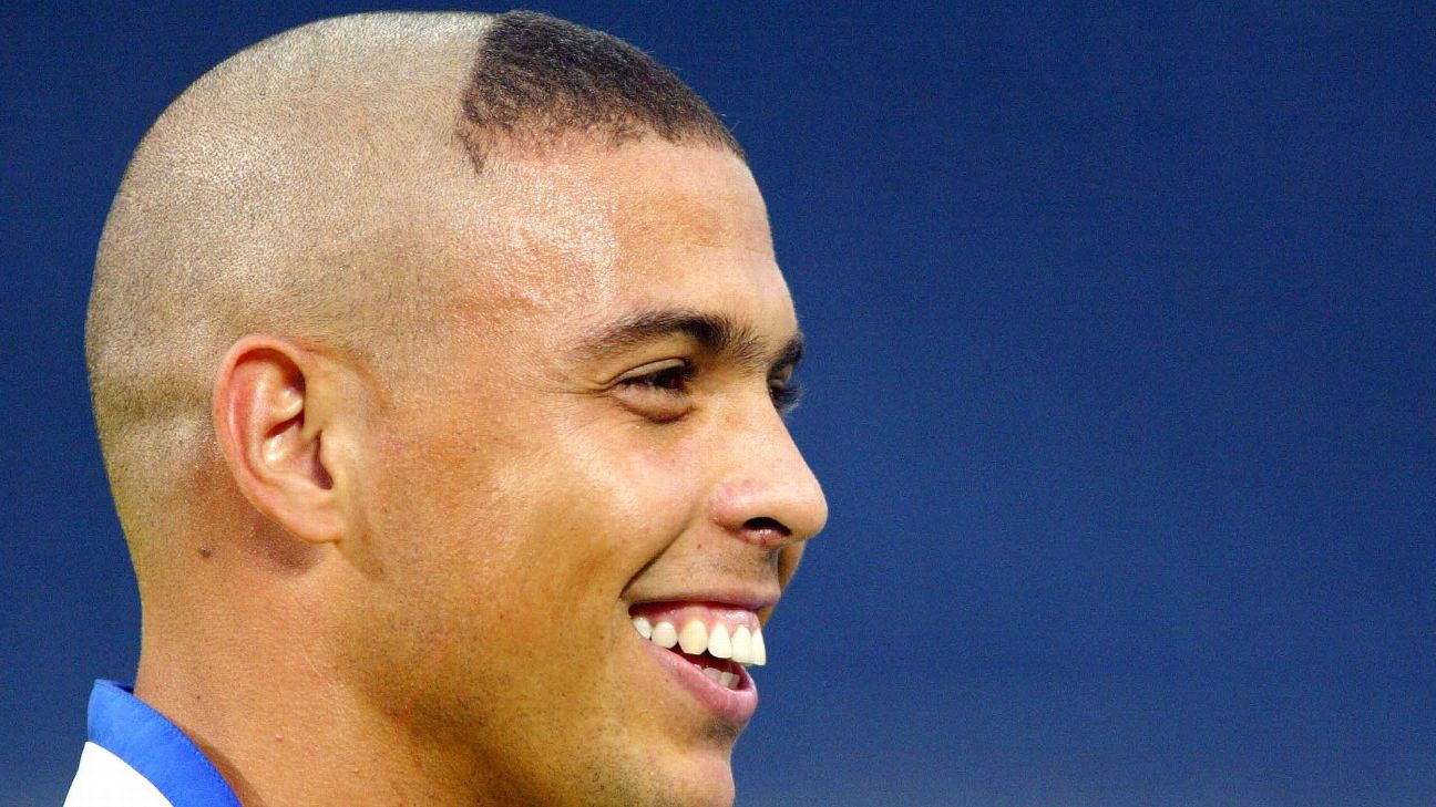 Ronaldo Nazário poised to strike in a forward position